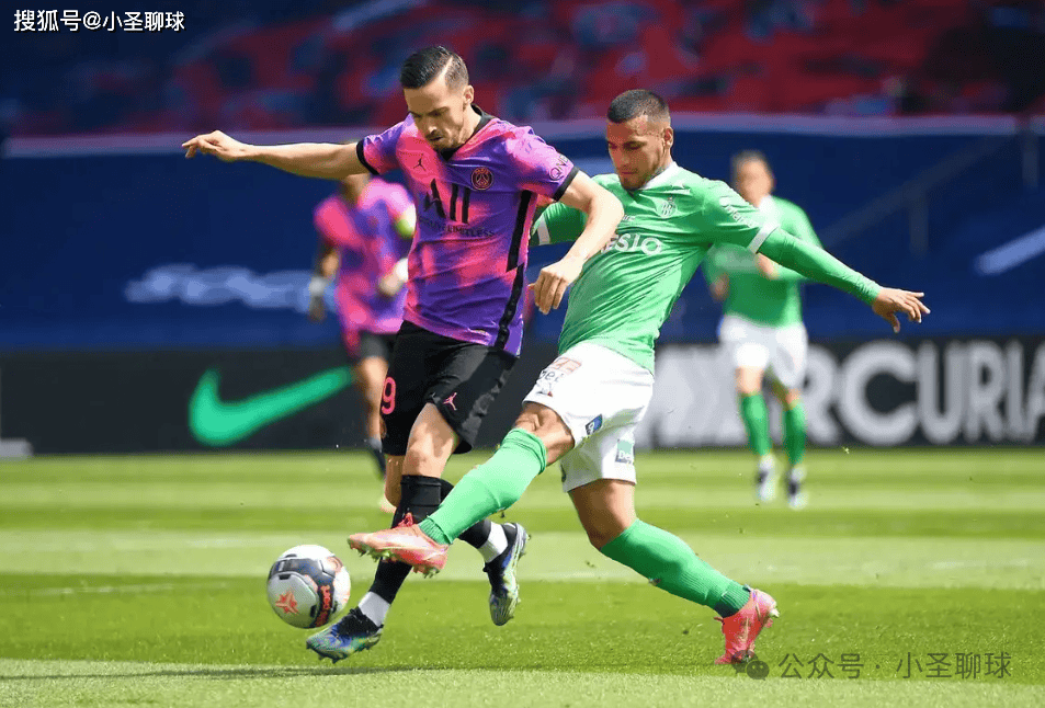 球员连续进球，助球队逆转比分胜出