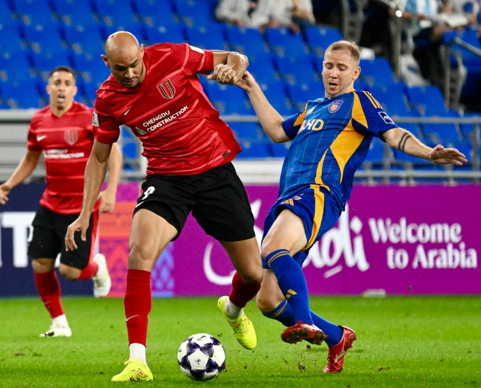 球员连续进球，助球队逆转比分胜出