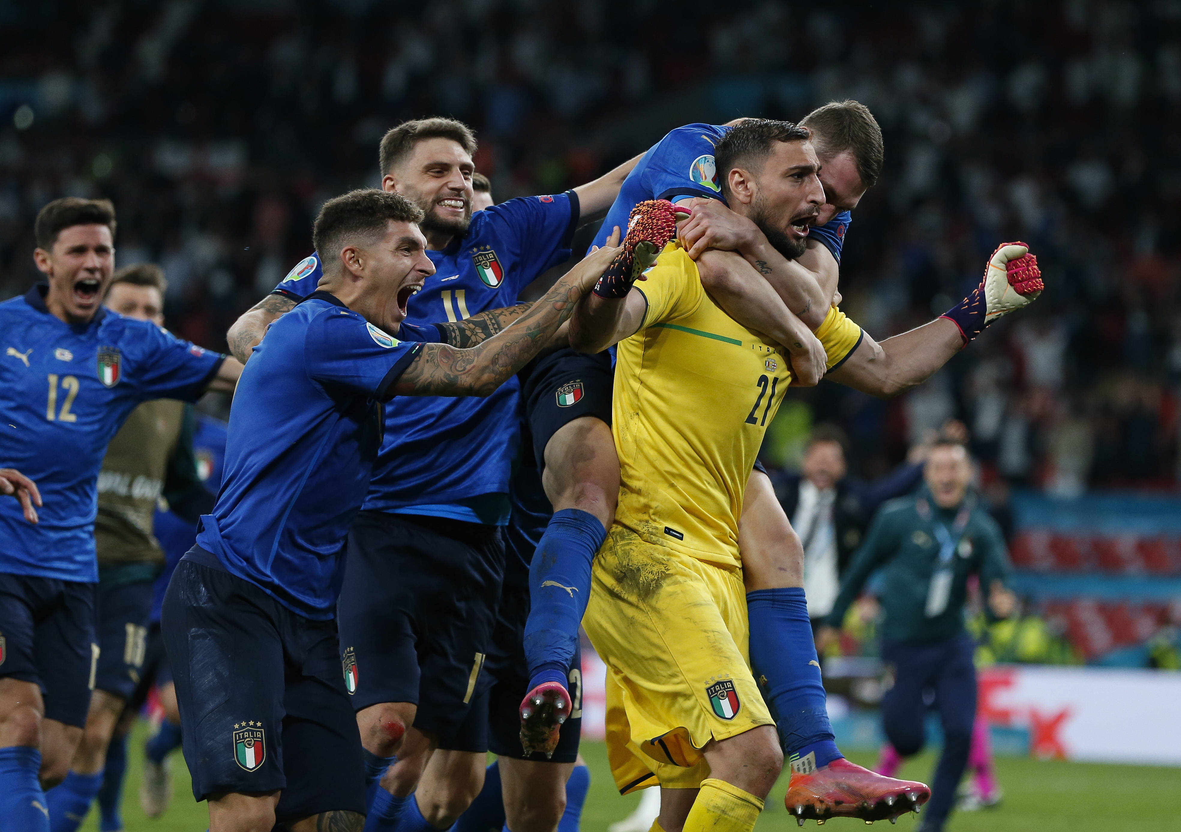 华体会网站-意大利队凭借稳固的防守力量,取得胜利晋级世界杯